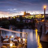 Eine Kneipe an der Moldau in Prag in der Abenddämmerung