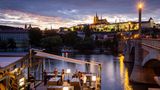 Eine Kneipe an der Moldau in Prag in der Abenddämmerung