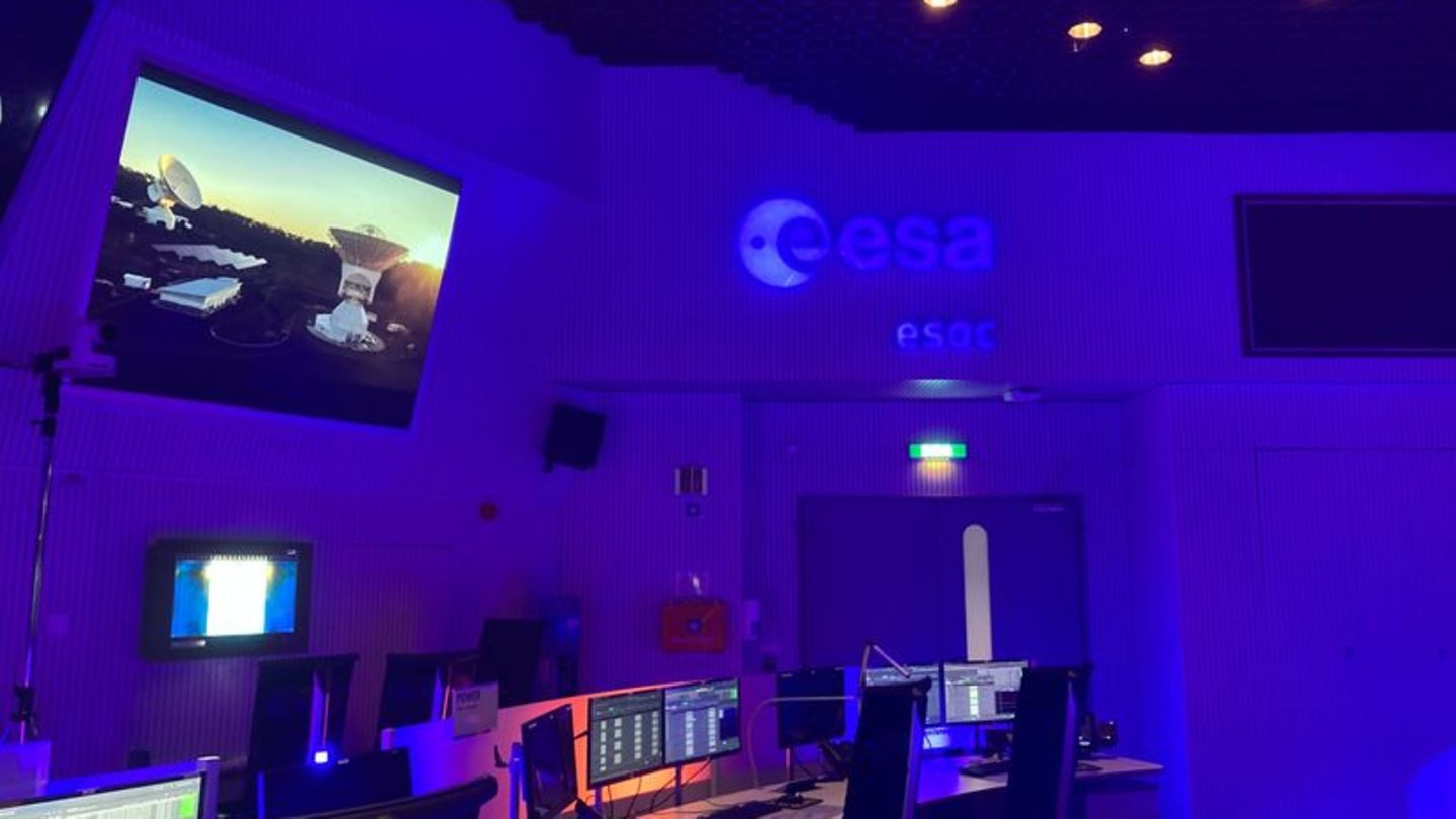 Der neue Erdbeobachtungssatellit soll vom Kontrollzentrum aus gesteuert werden. (Archivbild) Foto: Oliver Pietschmann/dpa