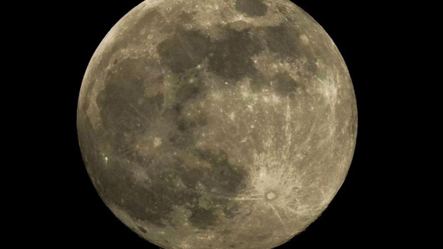 Das Phänomen Supermond begeistert immer wieder zahlreiche Menschen. (Archivbild) Foto: Anupam Nath/AP/dpa