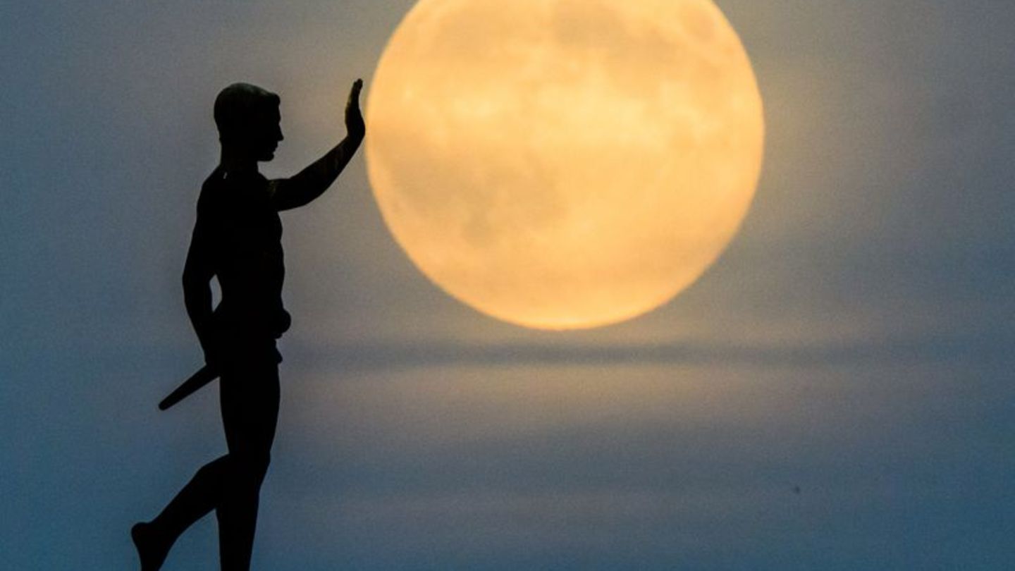 Laut dem Deutschen Wetterdienst war der Mond am Mittwochabend fast überall gut zu sehen. Foto: Julian Stratenschulte/dpa