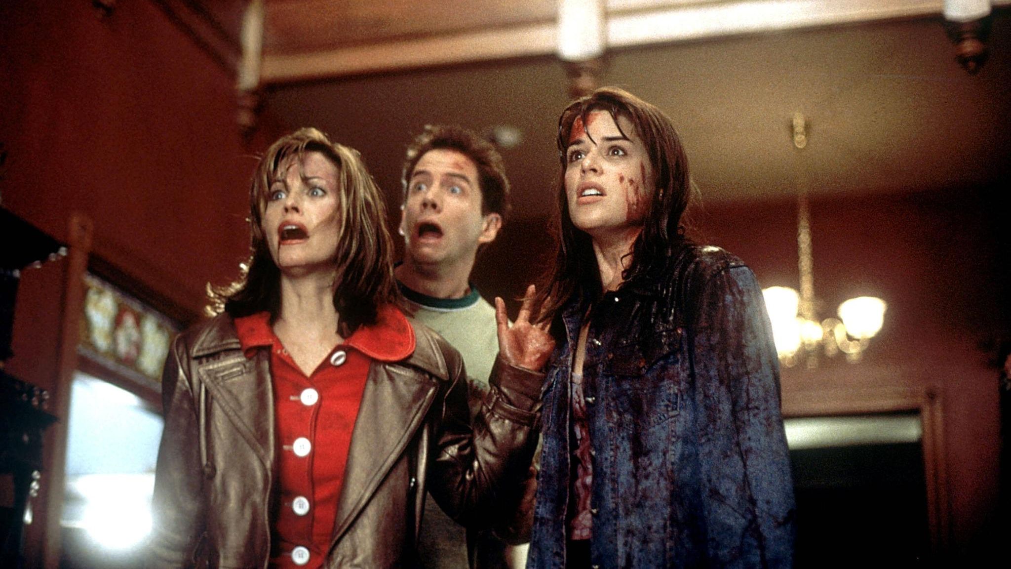Im Teenie Slasher "Scream" spielt Neve Campbell (rechts) das sogenannte "Final Girl". In der Rolle der Sidney Prescott überlebt sie die Mordserie von Ghostface