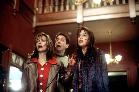 Im Teenie Slasher "Scream" spielt Neve Campbell (rechts) das sogenannte "Final Girl". In der Rolle der Sidney Prescott überlebt sie die Mordserie von Ghostface