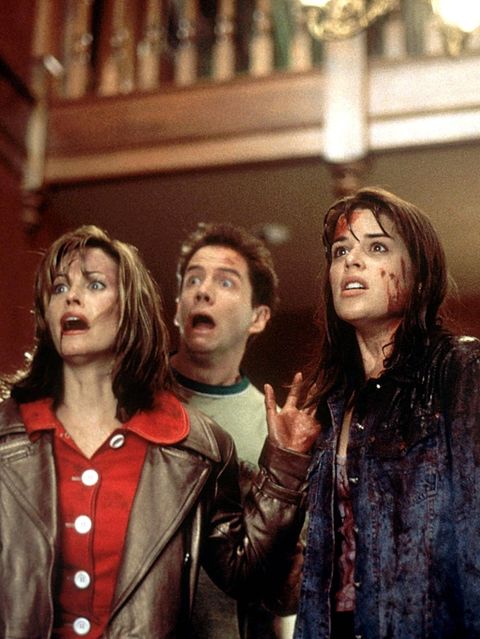 Im Teenie Slasher "Scream" spielt Neve Campbell (rechts) das sogenannte "Final Girl". In der Rolle der Sidney Prescott überlebt sie die Mordserie von Ghostface