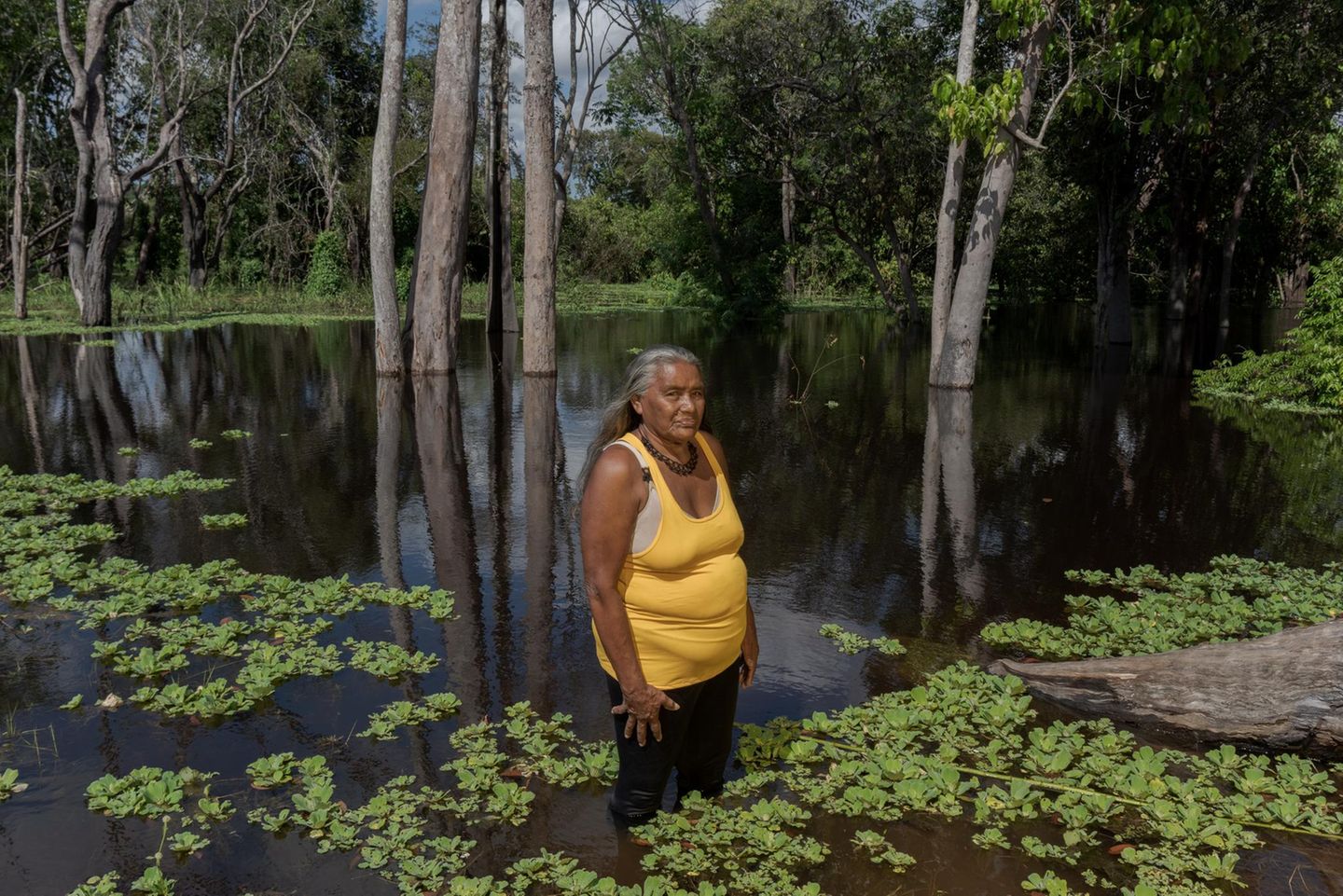 Eine Frau steht in einem Gewässer