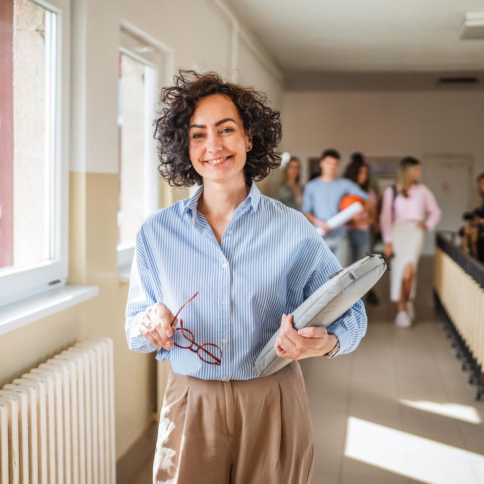 Lehrerin auf dem Flur einer Schule