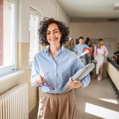 Lehrerin auf dem Flur einer Schule
