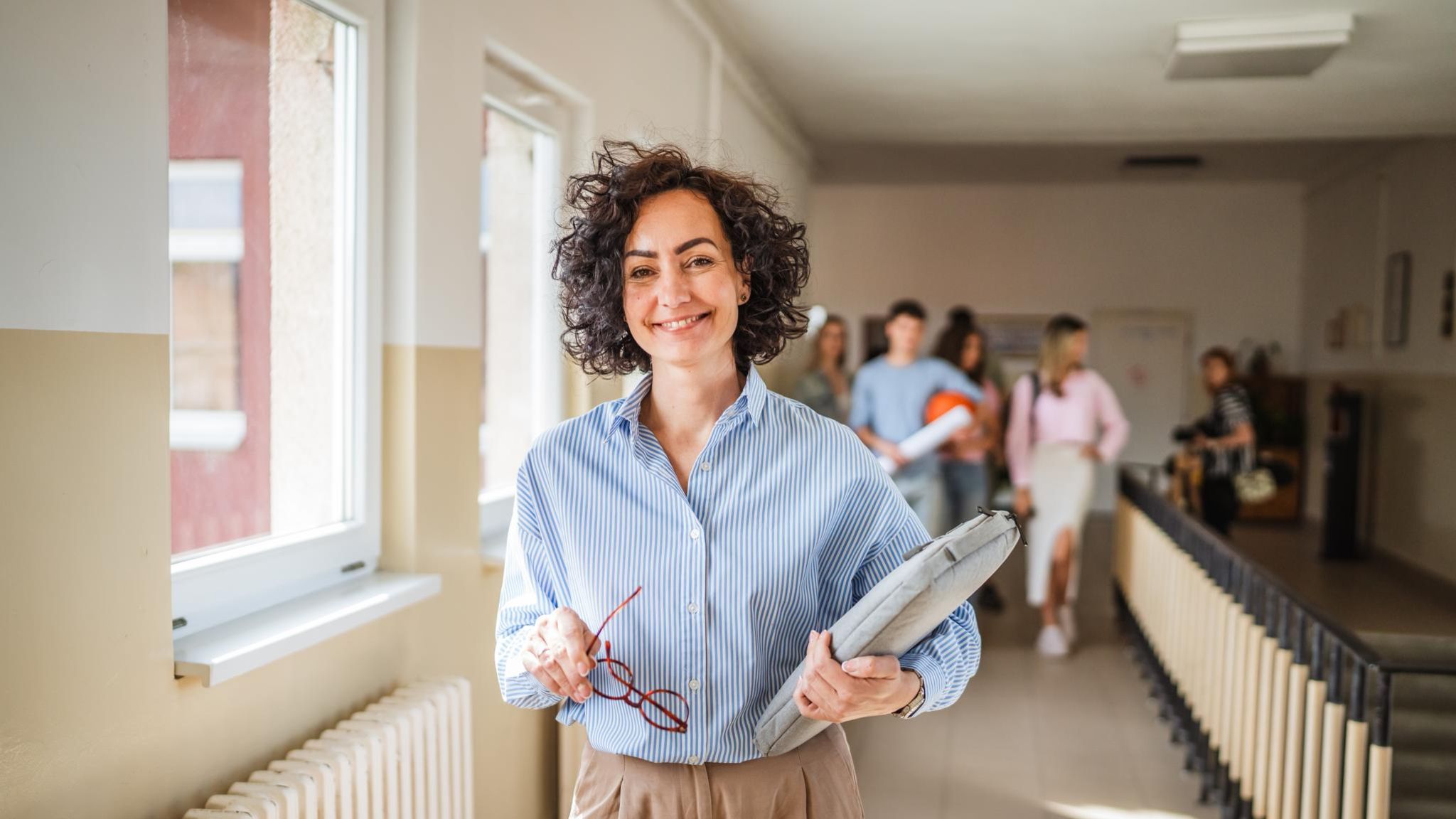 Lehrerin auf dem Flur einer Schule