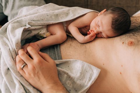 Studien zeigen: Männer wie Frauen wissen intuitiv, wie mit Säuglingen umzugehen ist