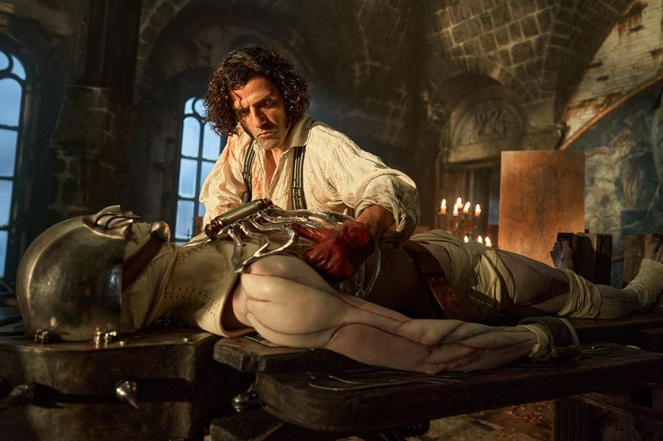Frankenstein wie er sein Monster erschafft im neuen Netflix-Film Frankenstein