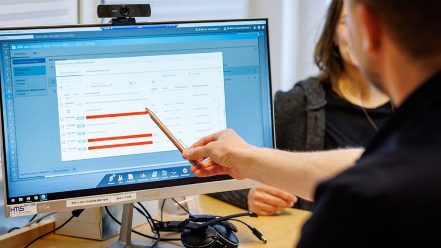 Seit dem 1. Oktober 2025 sind alle Arztpraxen dazu verpflichtet, elektronische Patientenakten zu befüllen. Foto: Daniel Karmann/
