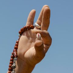 Hand hält eine Pistazie