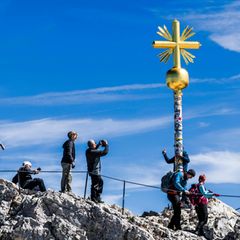 Touristen auf der Zugspitze