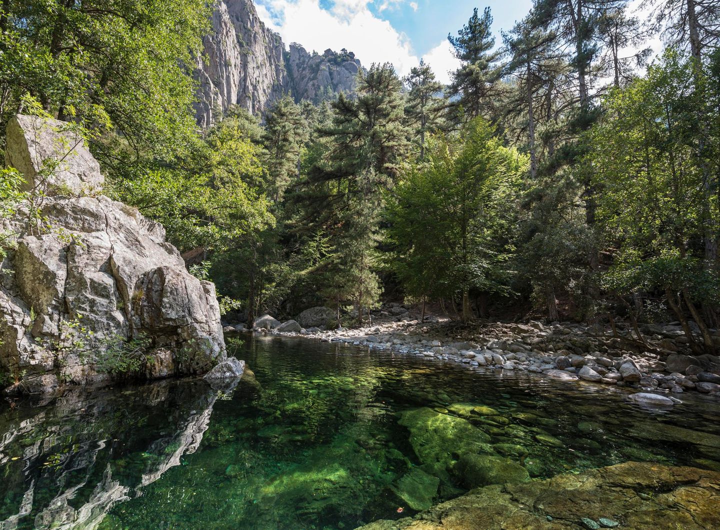 Schlucht mit Fluss im Tavignano-Tal