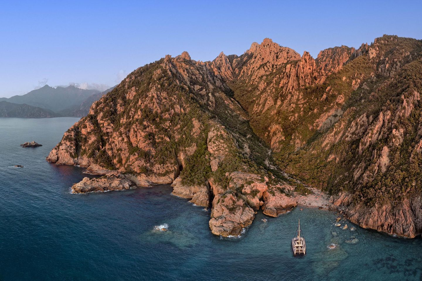 Felsige Küste  CALANQUES DE PIANA am Meer