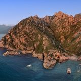 Felsige Küste  CALANQUES DE PIANA am Meer