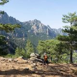 Ein Wanderer in der Berglandschaft