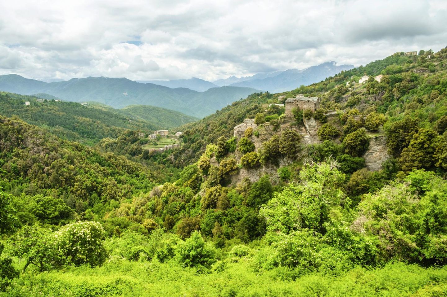 Berglandschaft mit kleinen Dörfern