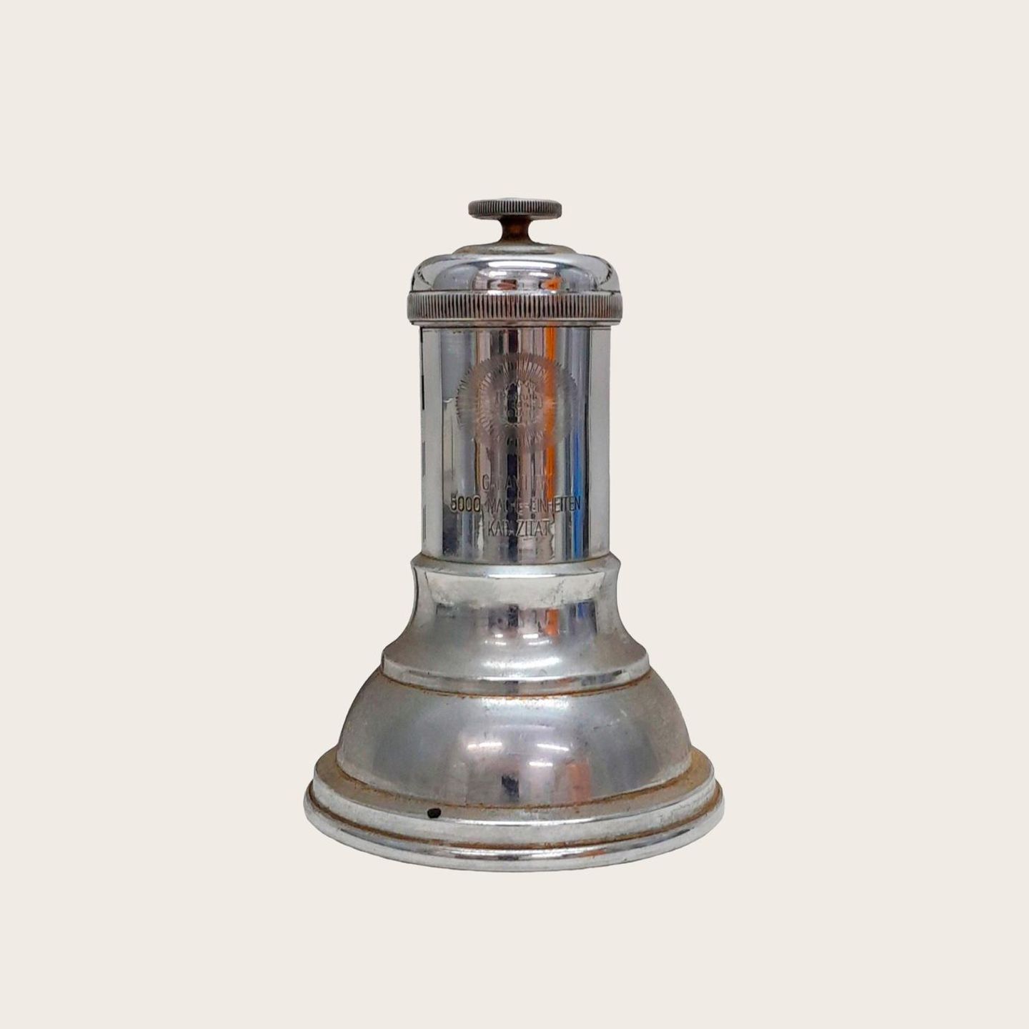 In der ersten Hälfte des 20. Jahrhunderts werden Trinkbecher produziert, in die eine geringe Menge des radioaktiven Stoffs Radium eingearbeitet ist. Es zerfällt in ebenfalls strahlende Zerfallsprodukte wie Radon, die ins Wasser übergehen. Heutzutage ist klar: Solches Wasser zu trinken, hat keine positiven Auswirkungen für die Gesundheit, im Gegenteil. Dennoch schlummern wohl noch einige solcher Becher in Privatbesitz, in Kellern oder der Vitrine. Gefährlich ist es vor allem, wenn solche Objekte zerbrechen oder falsch entsorgt werden, so dass das radioaktive Material austritt. Der Besitz ist in der Regel verboten, die Entsorgung übernehmen Landessammelstellen kostenlos