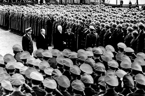 Konrad Adenauer schreitet an angetretenen Soldaten vorbei