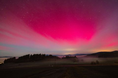 Polarlichter sind am frühen Mittwochmorgen auch in Bayern (hier über Kirchberg im Wald) zu sehen. Ursache sind Sonnenstürme, die auf das Magnetfeld der Erde treffen