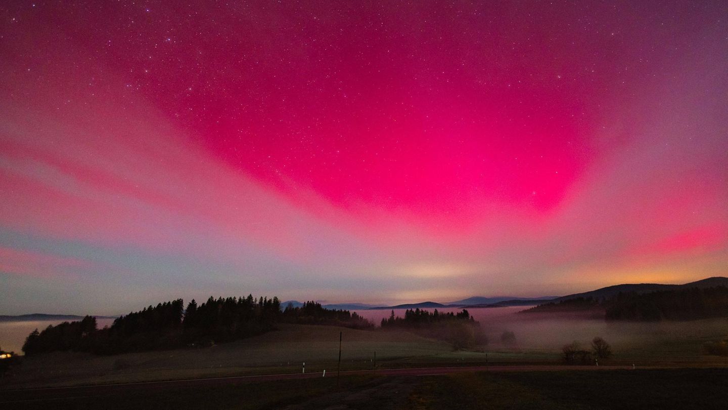 Polarlichter sind am frühen Mittwochmorgen auch in Bayern (hier über Kirchberg im Wald) zu sehen. Ursache sind Sonnenstürme, die auf das Magnetfeld der Erde treffen