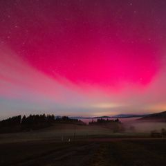 Polarlichter sind am frühen Mittwochmorgen auch in Bayern (hier über Kirchberg im Wald) zu sehen. Ursache sind Sonnenstürme, die auf das Magnetfeld der Erde treffen