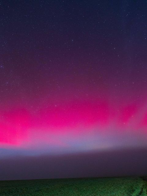 Treffen Sonnenteilchen auf die Erdatmosphäre, regen sie in hohen Schichten Gasmoleküle zum Leuchten an: Stickstoff strahlt blau oder violett, Sauerstoff rötlich, in niedrigen Höhen auch grün. Als im November 2025 Polarlichter selbst über Bayern am Nachthimmel tanzen, steckt hinter dem Spektakel ein heftiger Sonnensturm