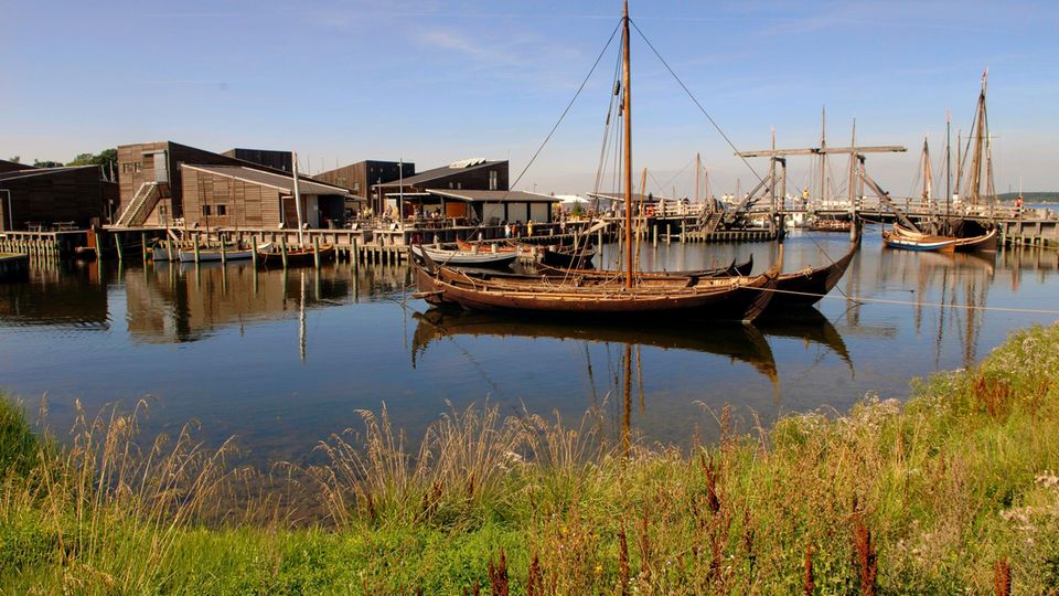 Im "Vikingeskibsmuseet ", gelegen am Roskilde-Fjord, gibt es fünf Wikingerschiffsfunde zu bewundern. Die Originalschiffe bilden den Kern der Ausstellung