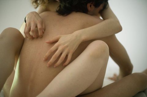 Zwei nackte Menschen beim Sex