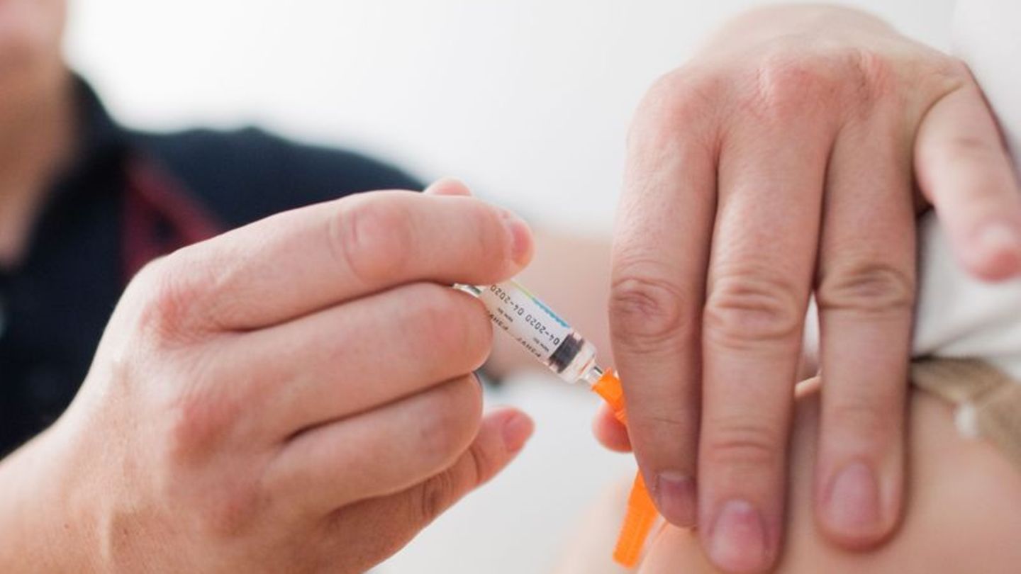 Es gibt eine Impfung, die zuverlässig vor einer Erkrankung mit Polio schützt (Symbolbild). Foto: Julian Stratenschulte/dpa