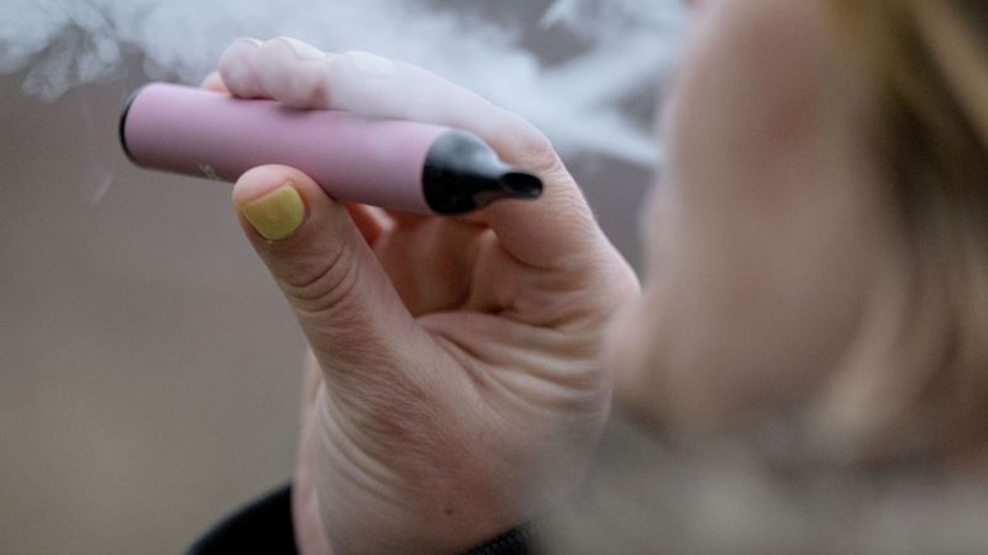 WHO: Die Tabakindustrie lockt besonders junge Menschen mit verführerischen Aromen. (Symbolbild) Foto: Marijan Murat/dpa/dpa-tmn