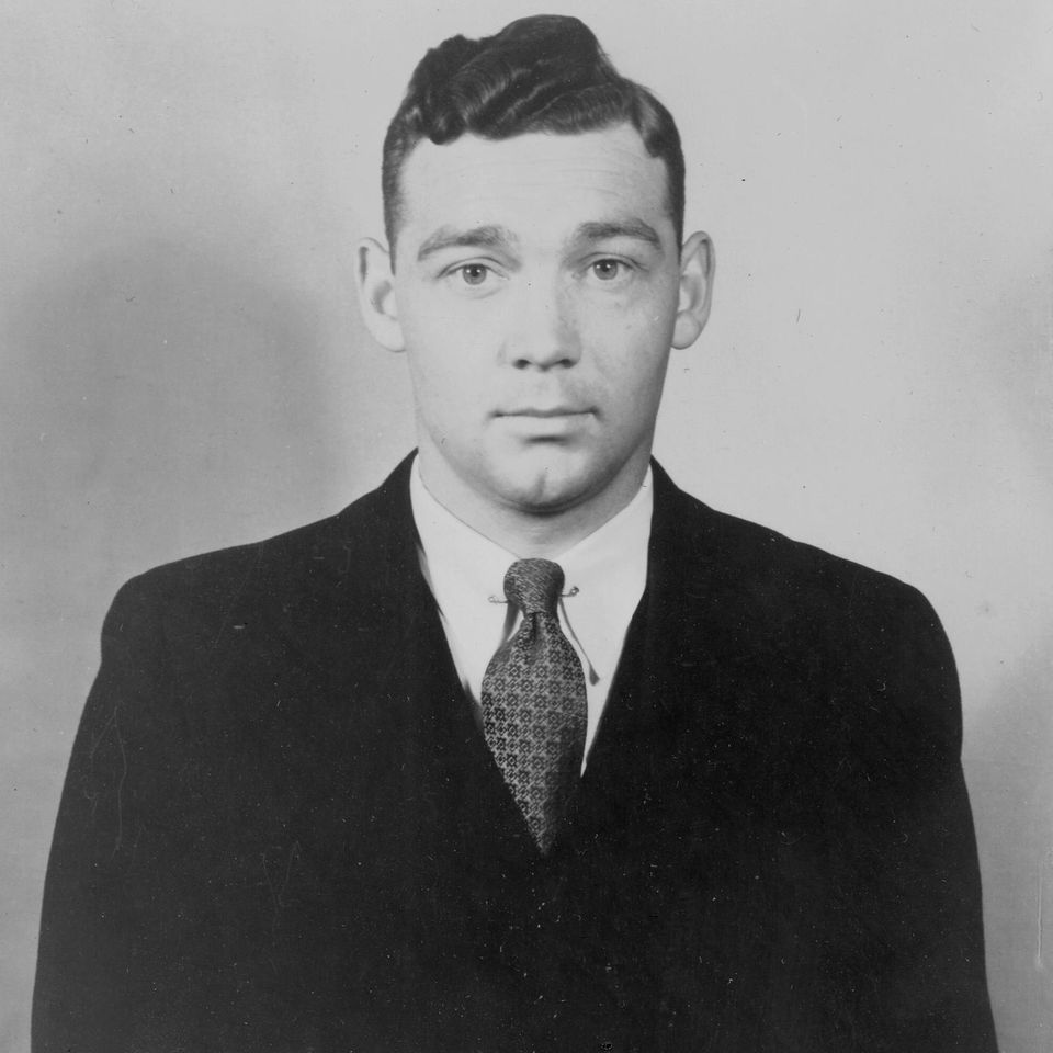 Douglas Kelley blickt in Kamera