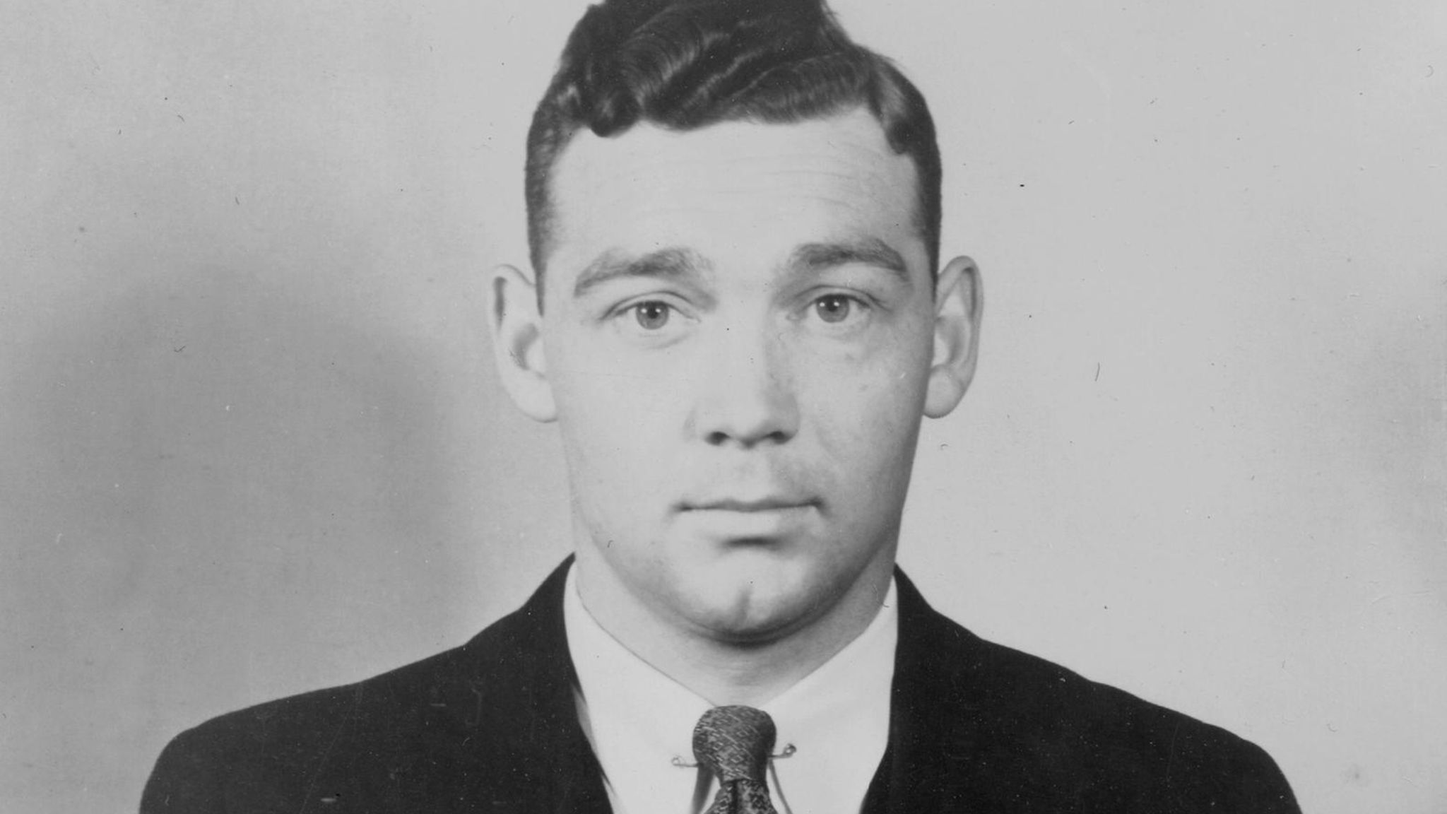 Douglas Kelley blickt in Kamera