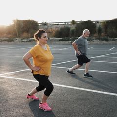 Älterer Mann und Frau machen Sport