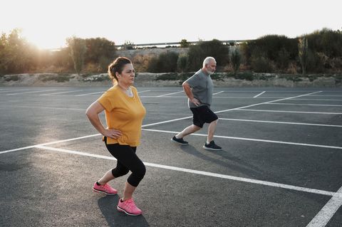 Älterer Mann und Frau machen Sport