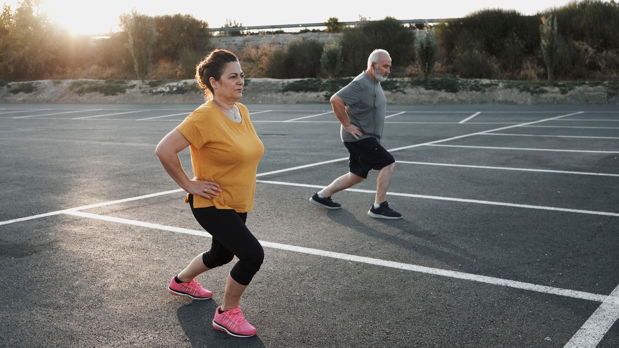 Älterer Mann und Frau machen Sport