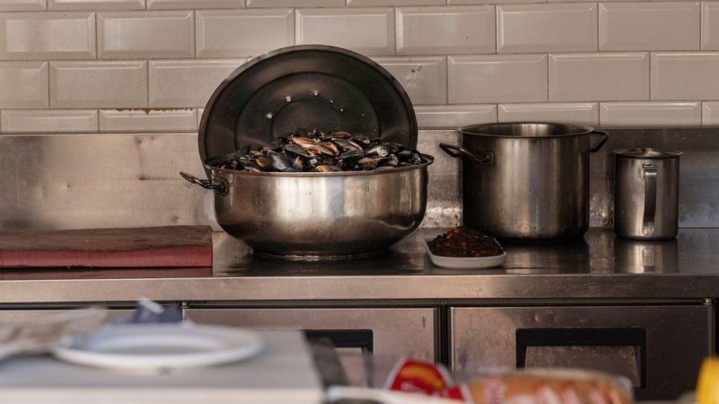 Die häufigsten Symptome bei Lebensmittelvergiftung sind Übelkeit, Erbrechen und Durchfall. Foto: Ahmed Deeb/dpa