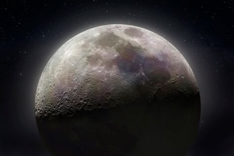 Helle Mondseite und dunkle Mondseite aus dem All fotografiert