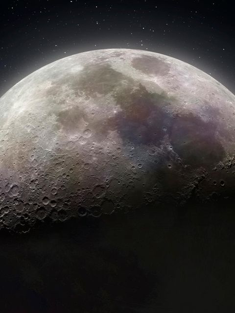 Helle Mondseite und dunkle Mondseite aus dem All fotografiert