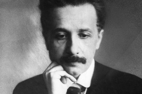 Das Foto zeigt Albert Einstein etwa um 1910. Manche Kollegen feiern ihn da schon als Genie, andere lehnen seine gewagten Ideen ab