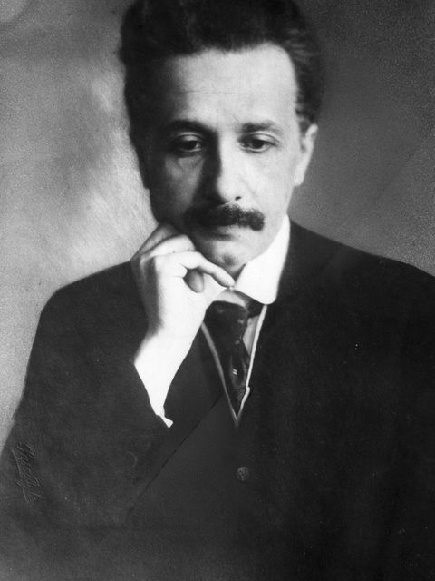 Das Foto zeigt Albert Einstein etwa um 1910. Manche Kollegen feiern ihn da schon als Genie, andere lehnen seine gewagten Ideen ab