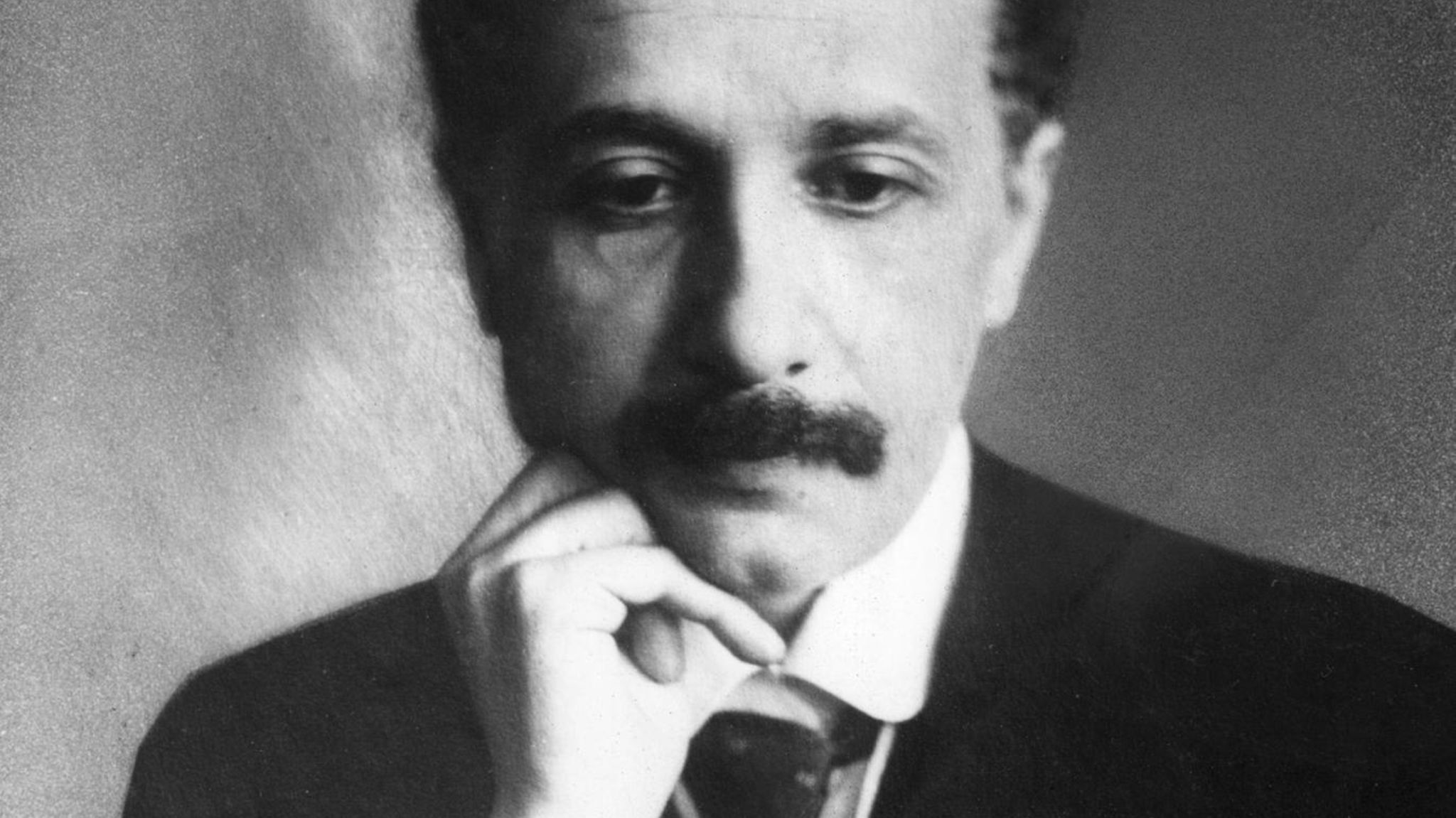 Das Foto zeigt Albert Einstein etwa um 1910. Manche Kollegen feiern ihn da schon als Genie, andere lehnen seine gewagten Ideen ab
