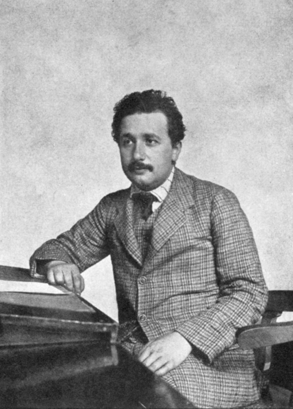 1905 ist Einstein in wissenschaftlichen Kreisen ein Unbekannter. Sein Geld verdient er am Patentamt