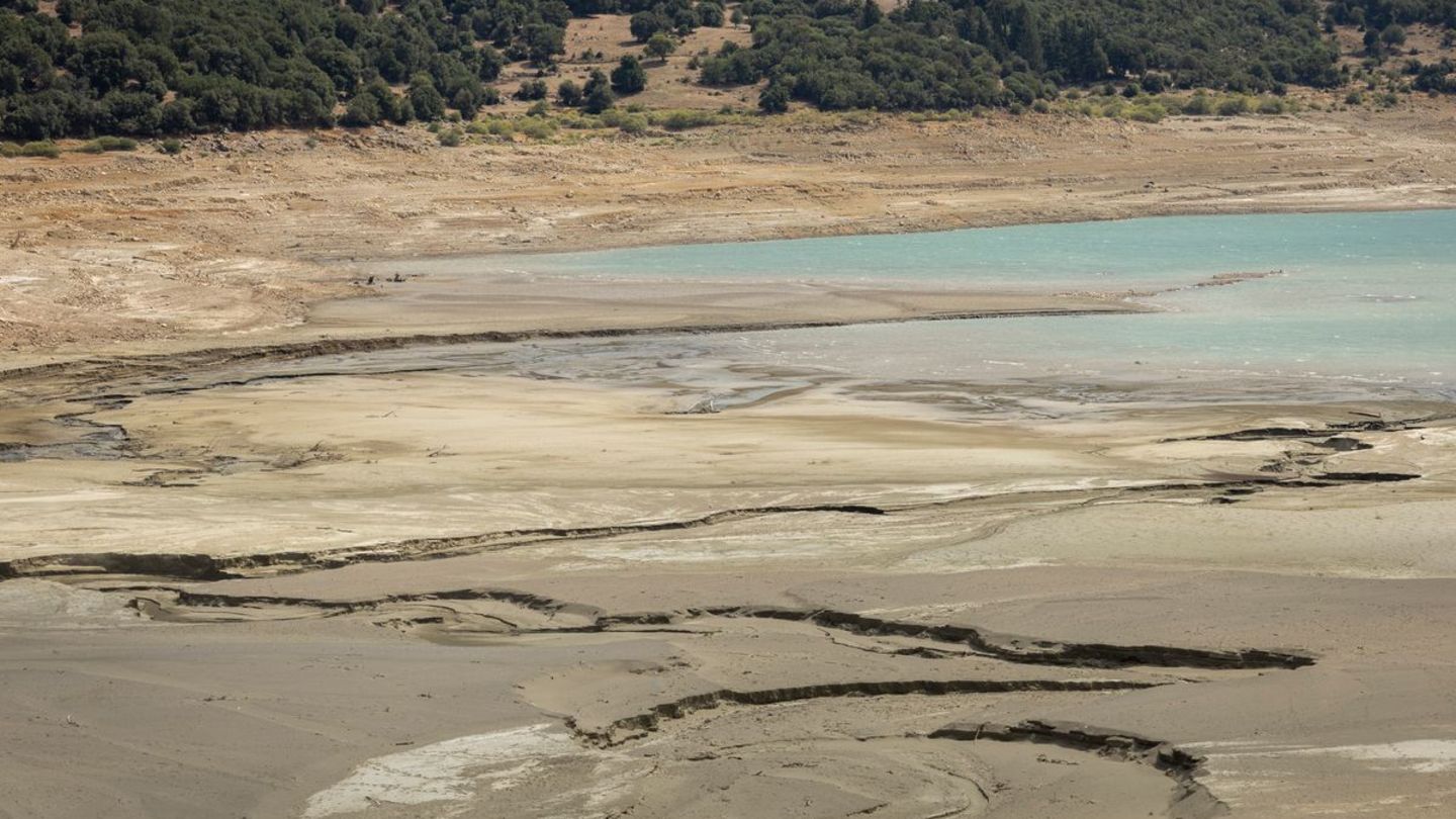 Griechenland, Athen: Im Mornos-Stausee herrscht aufgrund extremer Trockenheit ein niedriger Wasserstand. Sogar ein altes Dorf, das einst den Fluten des Mornos-Flusses versank, tritt wieder zum Vorschein