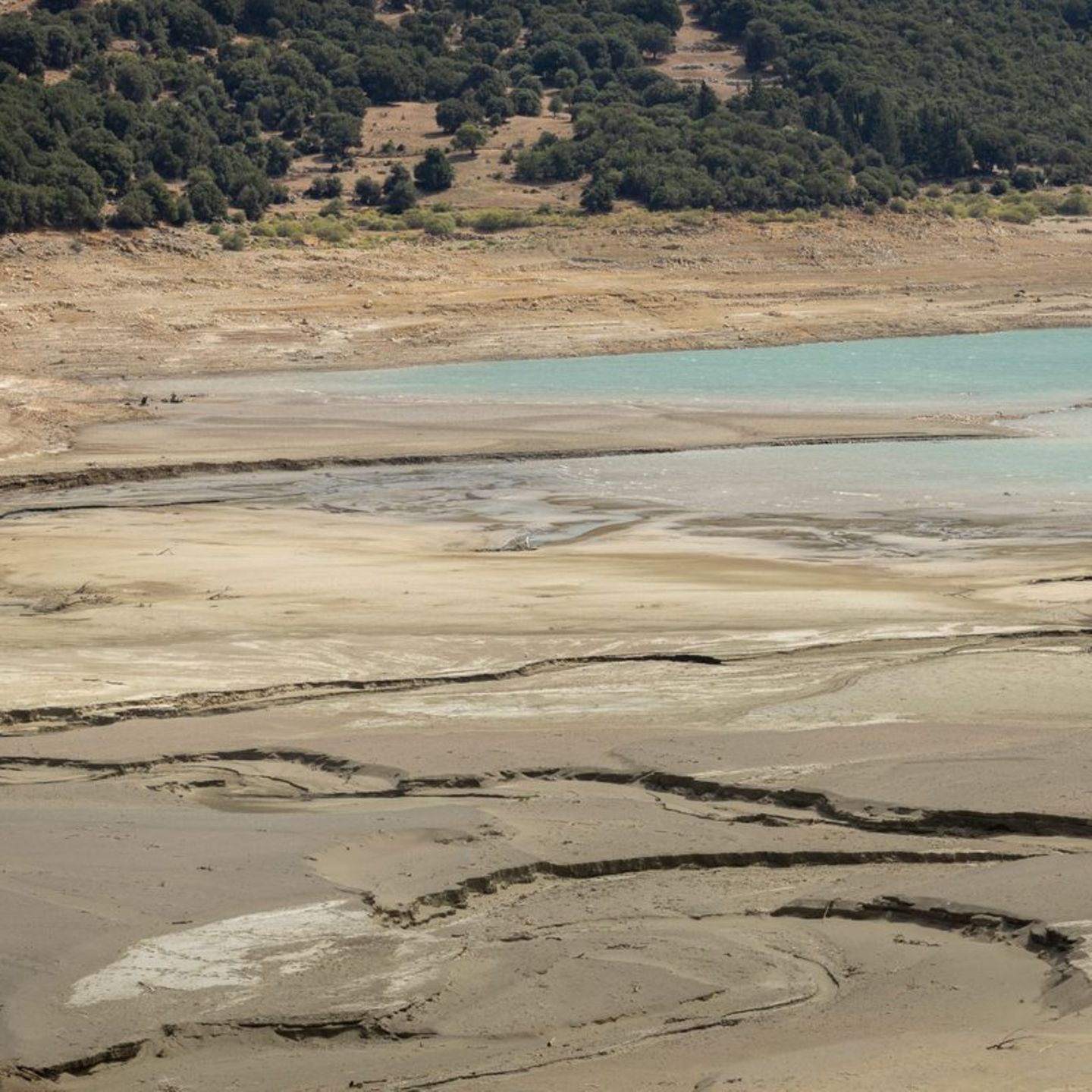 Griechenland, Athen: Im Mornos-Stausee herrscht aufgrund extremer Trockenheit ein niedriger Wasserstand. Sogar ein altes Dorf, das einst den Fluten des Mornos-Flusses versank, tritt wieder zum Vorschein