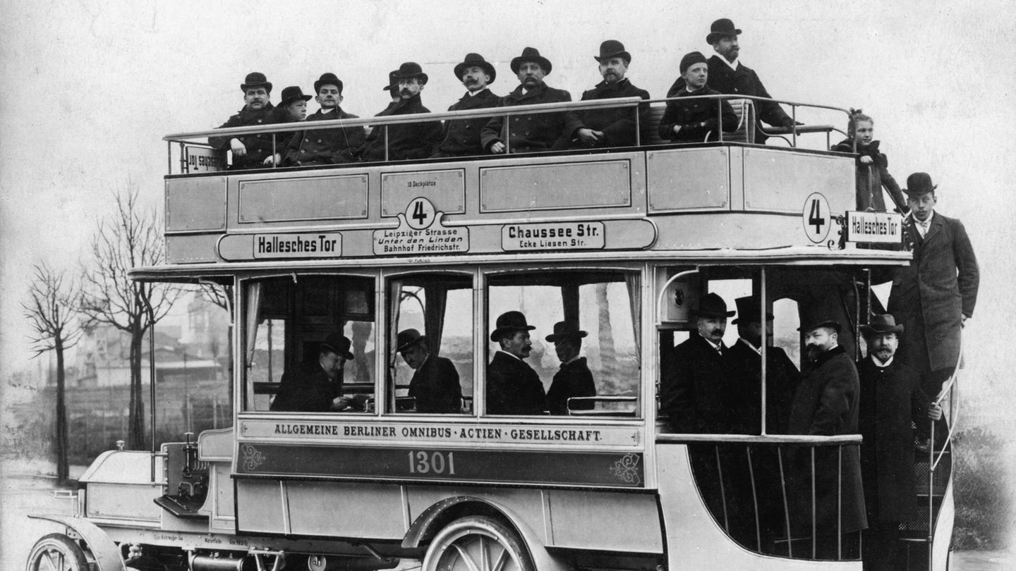 1. Omnibus mit Benzin-Motor in Berlin Verkehr: Autobus. - Erster Omnibus mit Benzin-Motor in Berlin (Doppeldecker, gebaut von der Daimler-Motoren-Gesellschaft fuer die Allgemeine Berliner Omnibus-Actien- Gesellschaft ABOAG), seit November 1905 im Einsatz.
