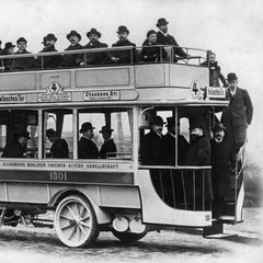 Einer der beiden ersten Kraftomnibusse, die die Allgemeine Berliner Omnibus-Aktien-Gesellschaft (ABOAG) 1905 in Betrieb nahm. Wie auch schon beim Vorläufer, den Pferde-Omnibussen, befand sich der Ein- und Ausstieg im Heck. Fahrgäste konnten auch auf dem Deck des Busses Platz nehmen