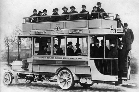 1. Omnibus mit Benzin-Motor in Berlin Verkehr: Autobus. - Erster Omnibus mit Benzin-Motor in Berlin (Doppeldecker, gebaut von der Daimler-Motoren-Gesellschaft fuer die Allgemeine Berliner Omnibus-Actien- Gesellschaft ABOAG), seit November 1905 im Einsatz.