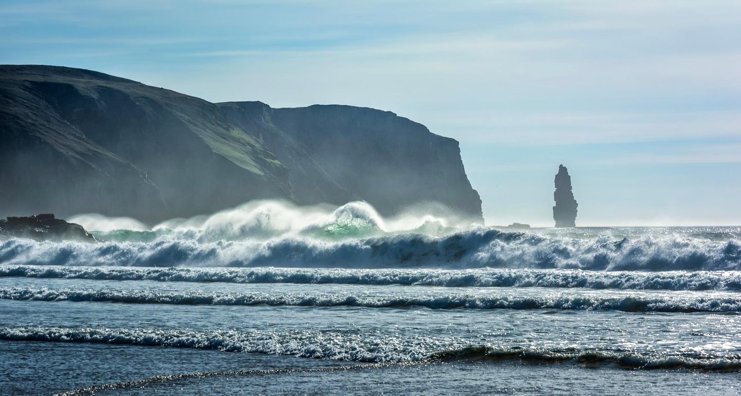 The far North West of Scotland is renowned for it's wonderful beaches, and the finest is surely Sandwood Bay. Sandwood Bay enjoys legendary status partly due to it's sheer beauty, but also because it takes some effort to get there. It had been an ambition of mine for a while to 'wildcamp' at Sandwood Bay, and the opportunity had finally arrived